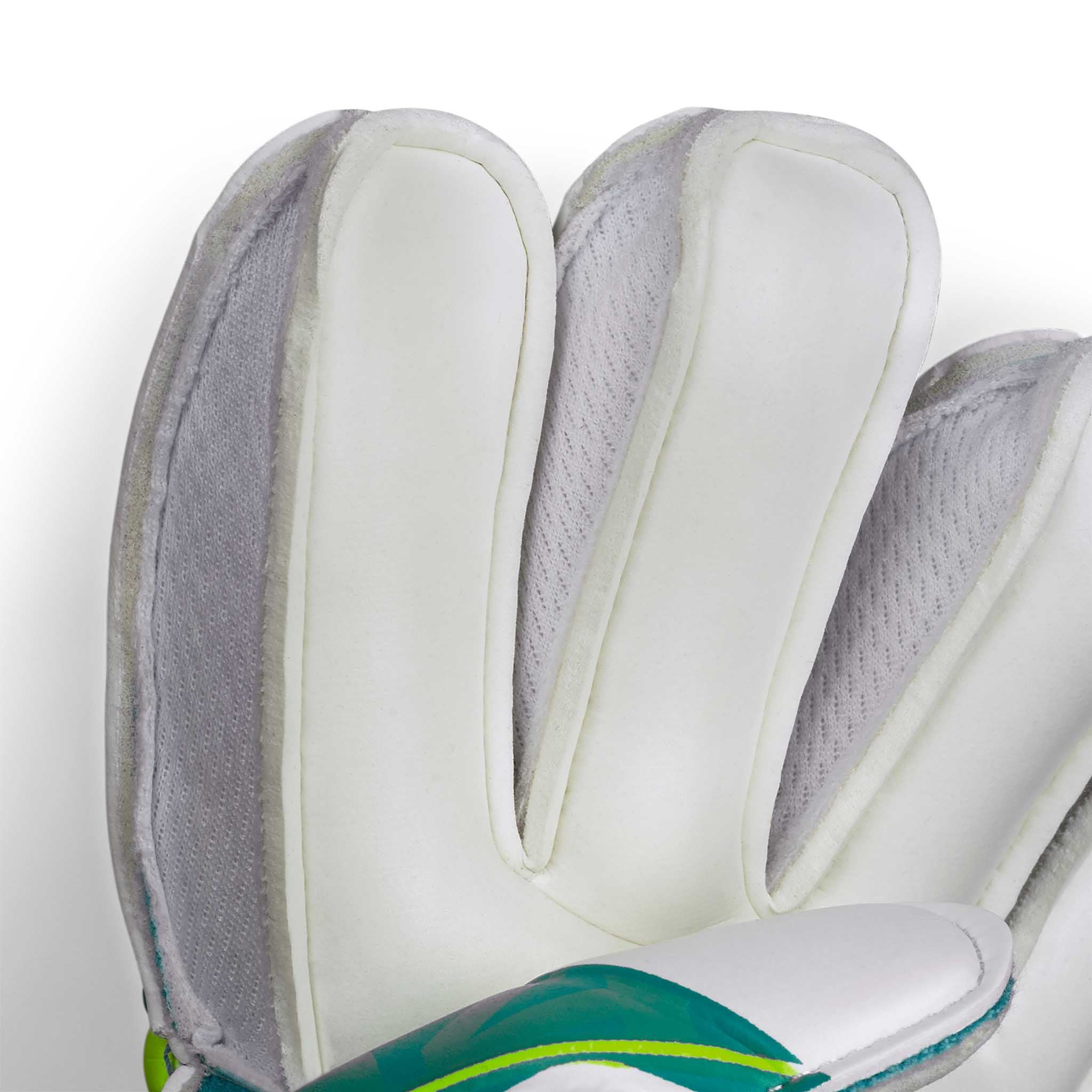 Nærbilde av GK gloves 04 Protection v26 keeperhansker, hvite med grønne og gule detaljer, polstrede fingre
