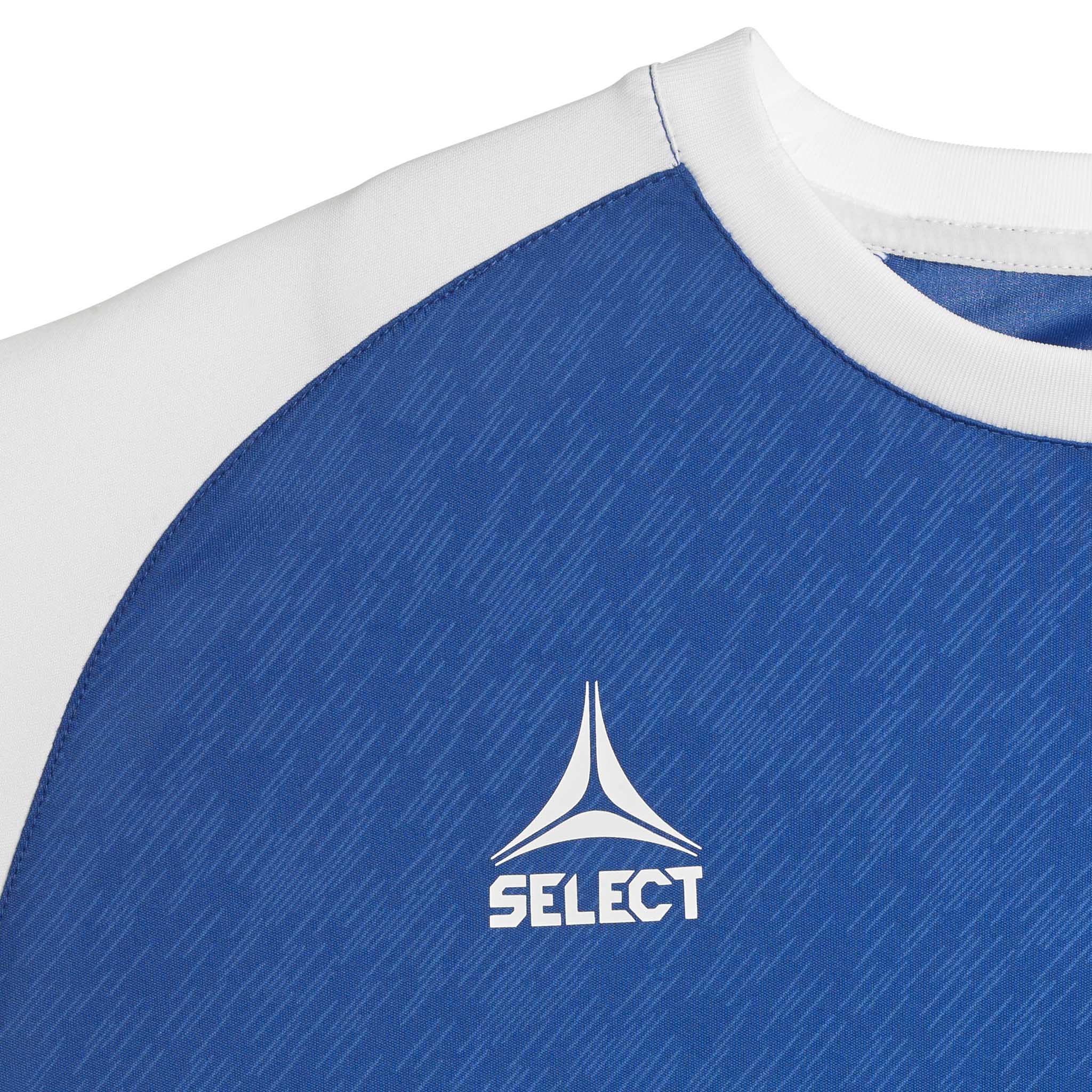 Nærbilde av blå og hvit Player shirt S/S Pisa X, Match & Training wear, med hvit Select-logo foran