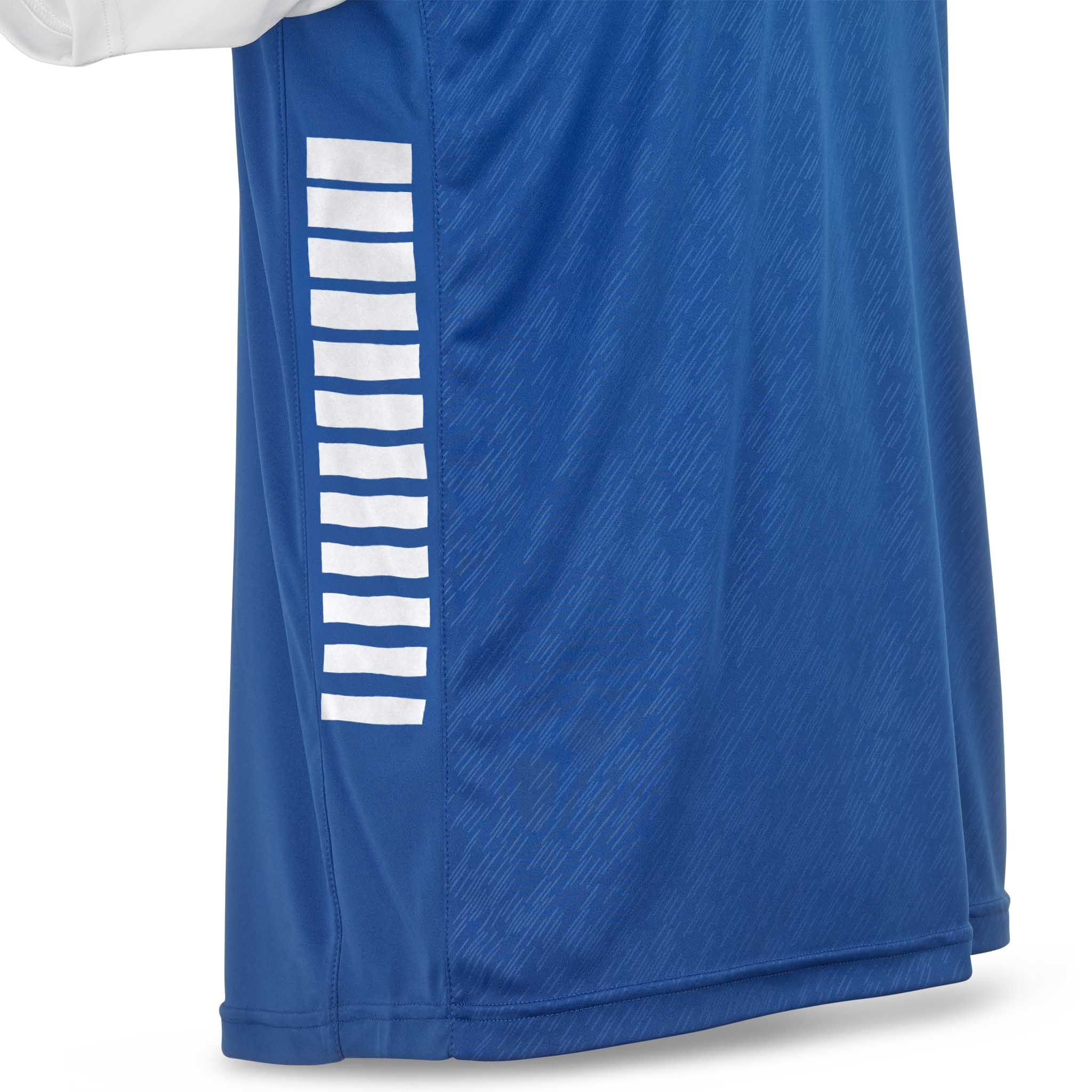 Nærbilde av blå Player shirt S/S Pisa X, Match & Training wear, med hvit sidedetalj.