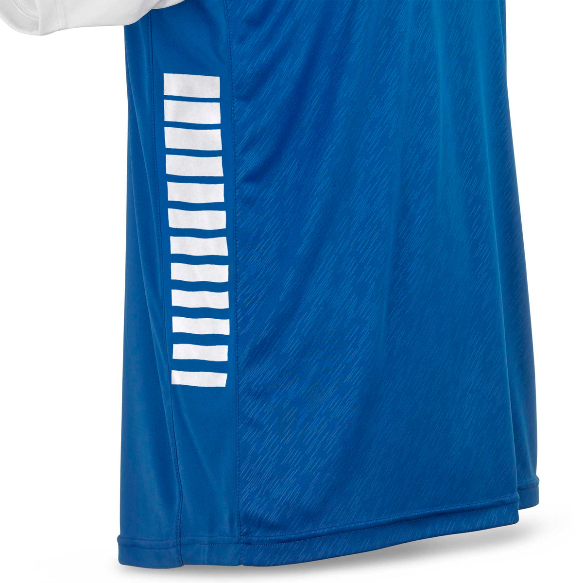 Nærbilde av blå Player shirt S/S Pisa X, Match & Training wear, med hvit sidedetalj.