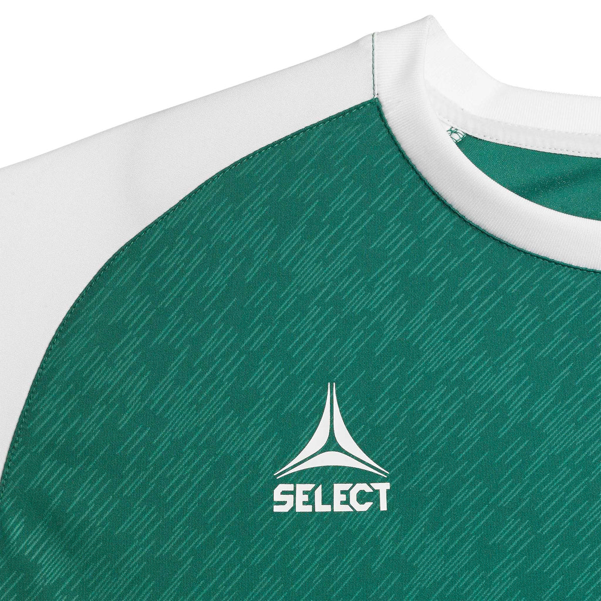 Nærbilde av grønn og hvit Player shirt S/S Pisa X, Match & Training wear, med Select-logo og stoffstruktur.