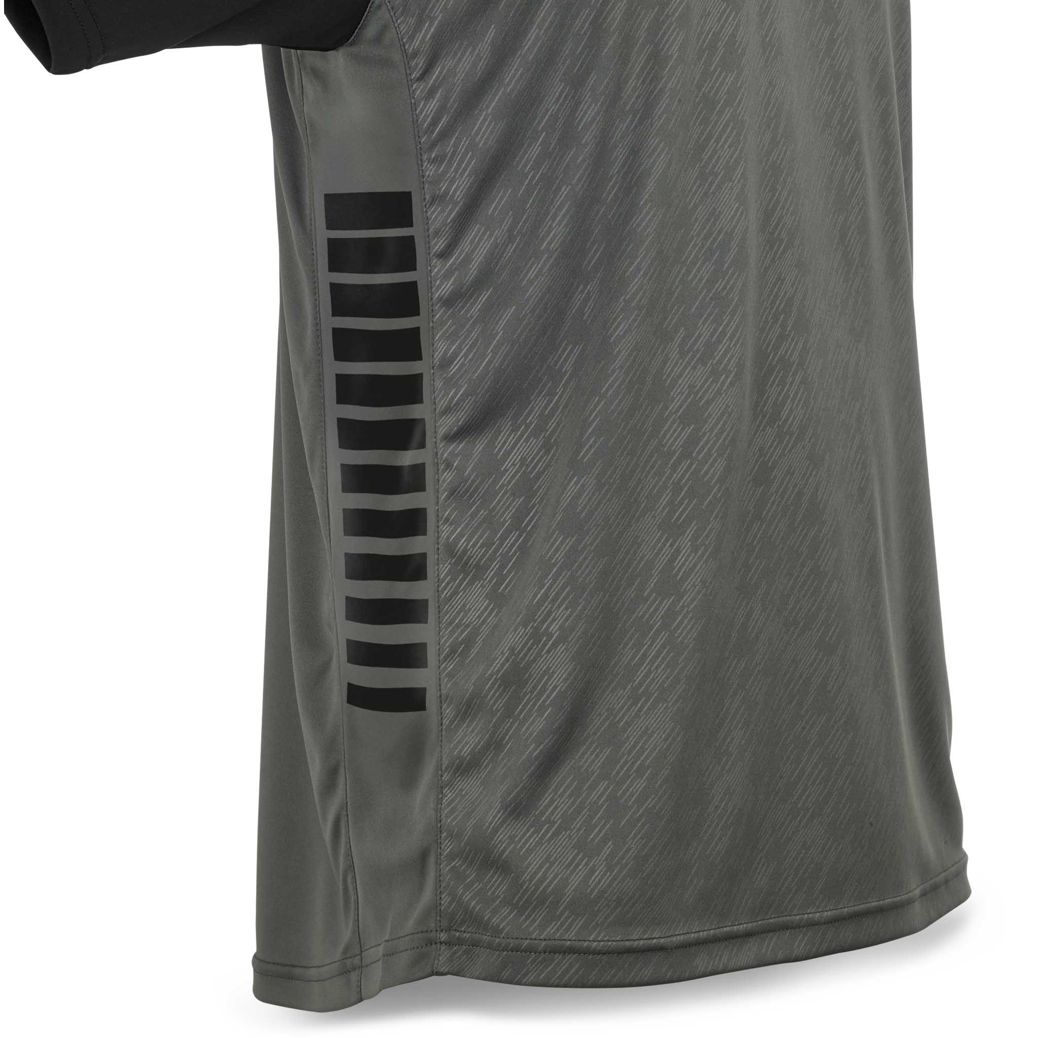 Nærbilde av grå Player shirt S/S Pisa X med svarte sidestriper, Match & Training wear fotball