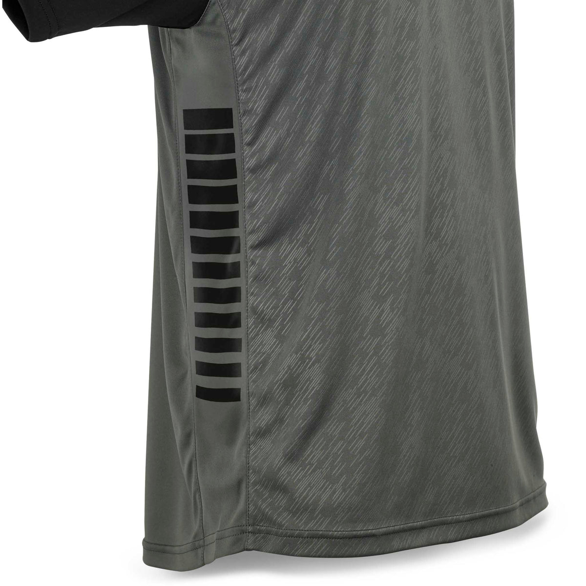 Nærbilde av grå Player shirt S/S Pisa X med svarte sidestriper, Match & Training wear fotball