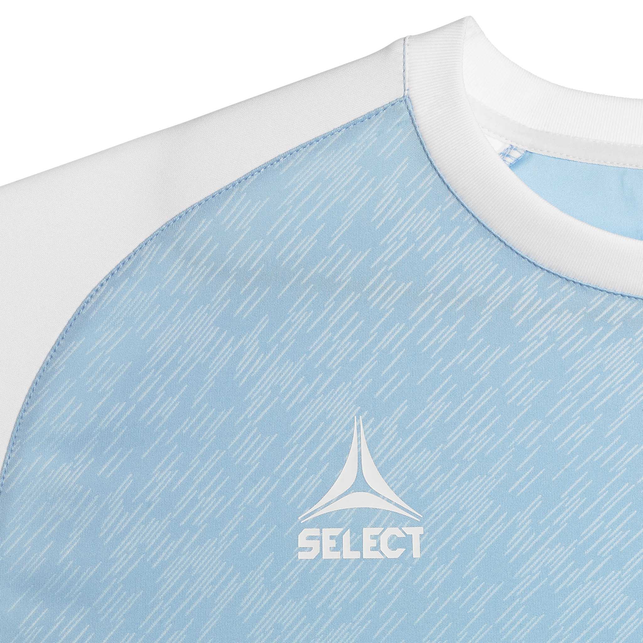 Nærbilde av lyseblå Player shirt S/S Pisa X med hvit skulder, krage og Select-logo. Fotball Match & Training wear.