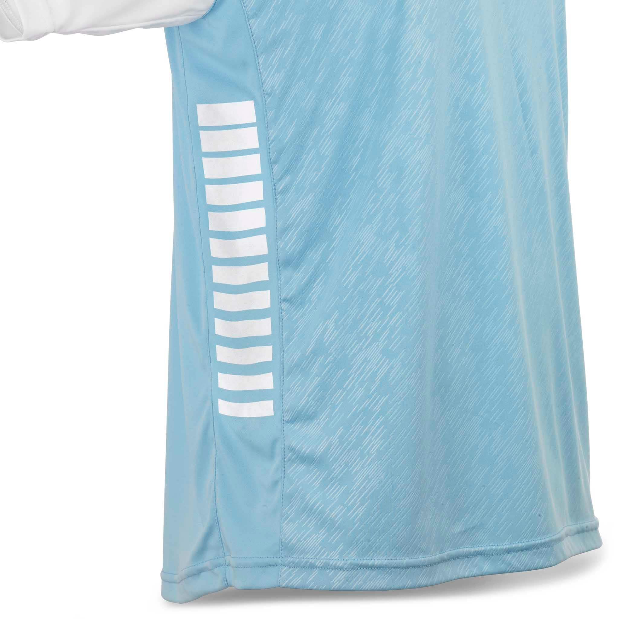 Nærbilde av lyseblå Player shirt S/S Pisa X med hvit stripet sidedetalj, Match & Training wear