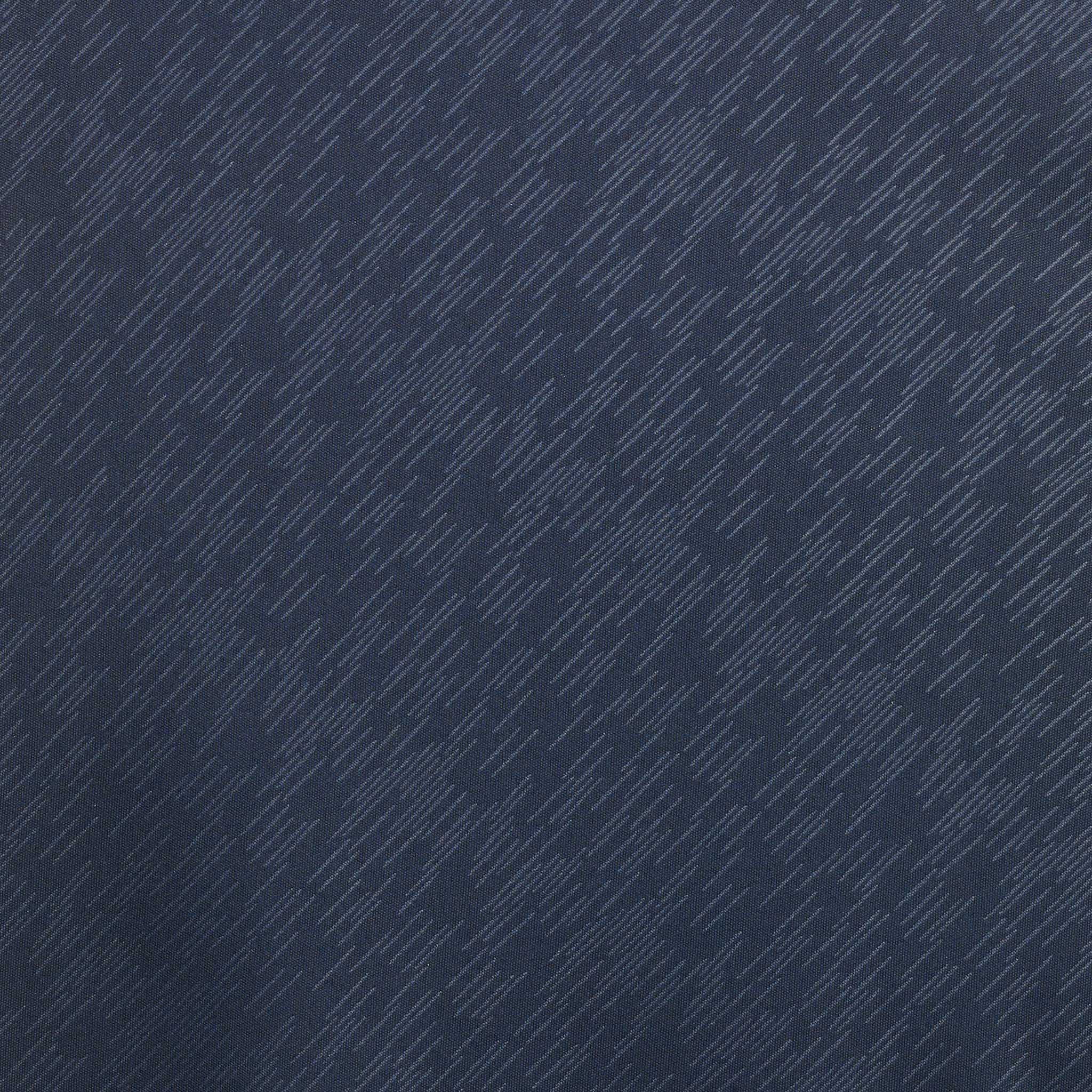 Nærbilde av Player shirt S/S Pisa X, Match & Training wear, med marineblått stoff og fine hvite strukturlinjer.