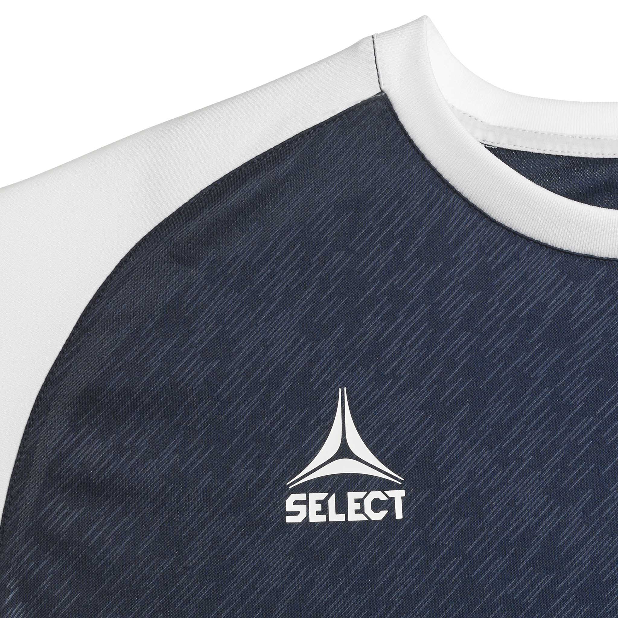 Nærbilde av marineblå og hvit Player shirt S/S Pisa X, Match & Training wear, med hvit logo på marineblå fotballtrøye.