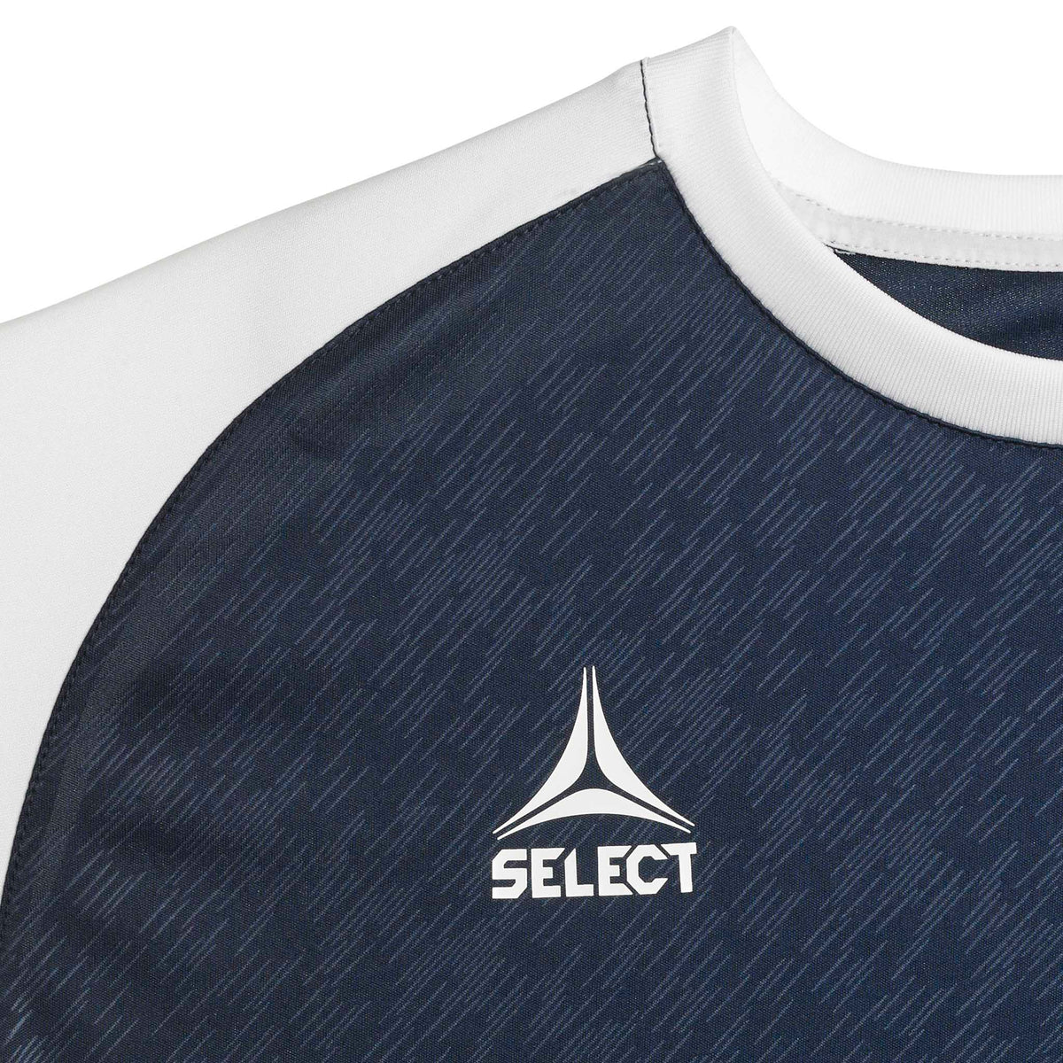 Nærbilde av marineblå og hvit Player shirt S/S Pisa X, Match & Training wear, med hvit logo på marineblå fotballtrøye.