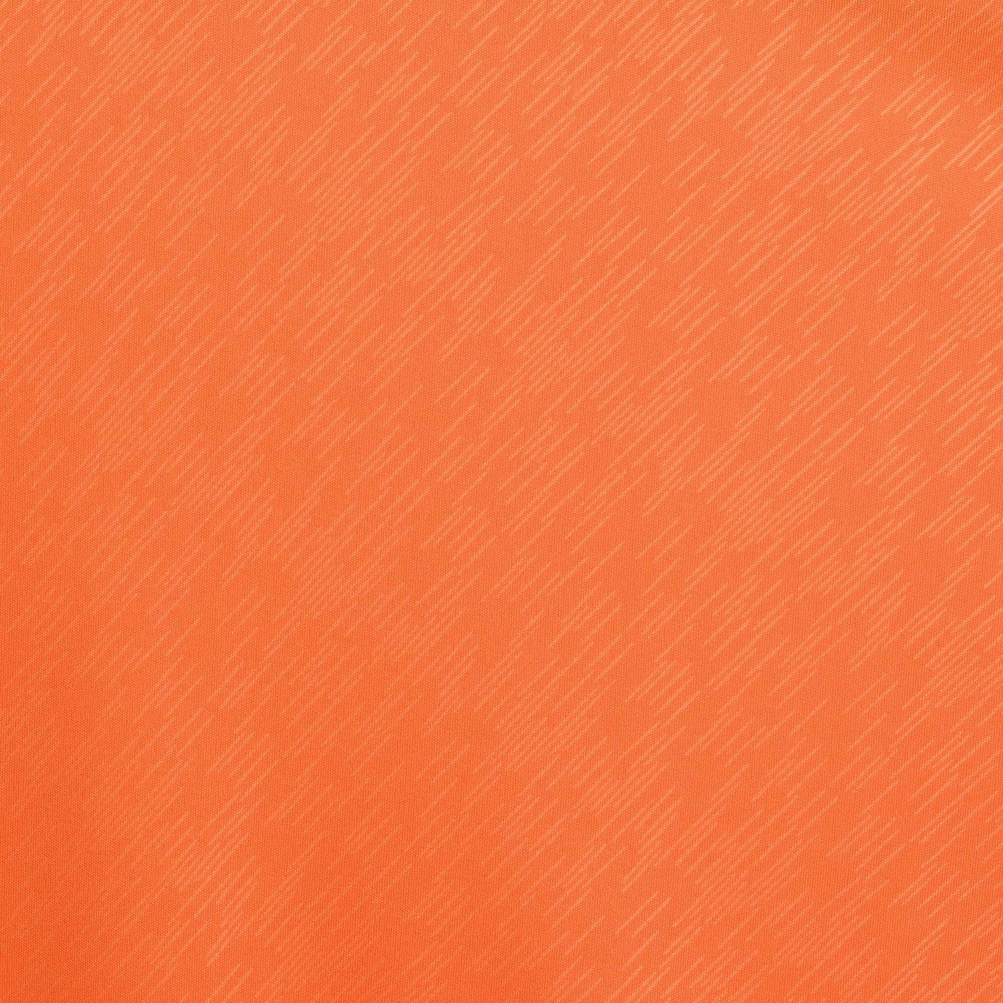 Nærbilde av oransje Player shirt S/S Pisa X, Match & Training wear, viser strukturert fotballdraktstoff.