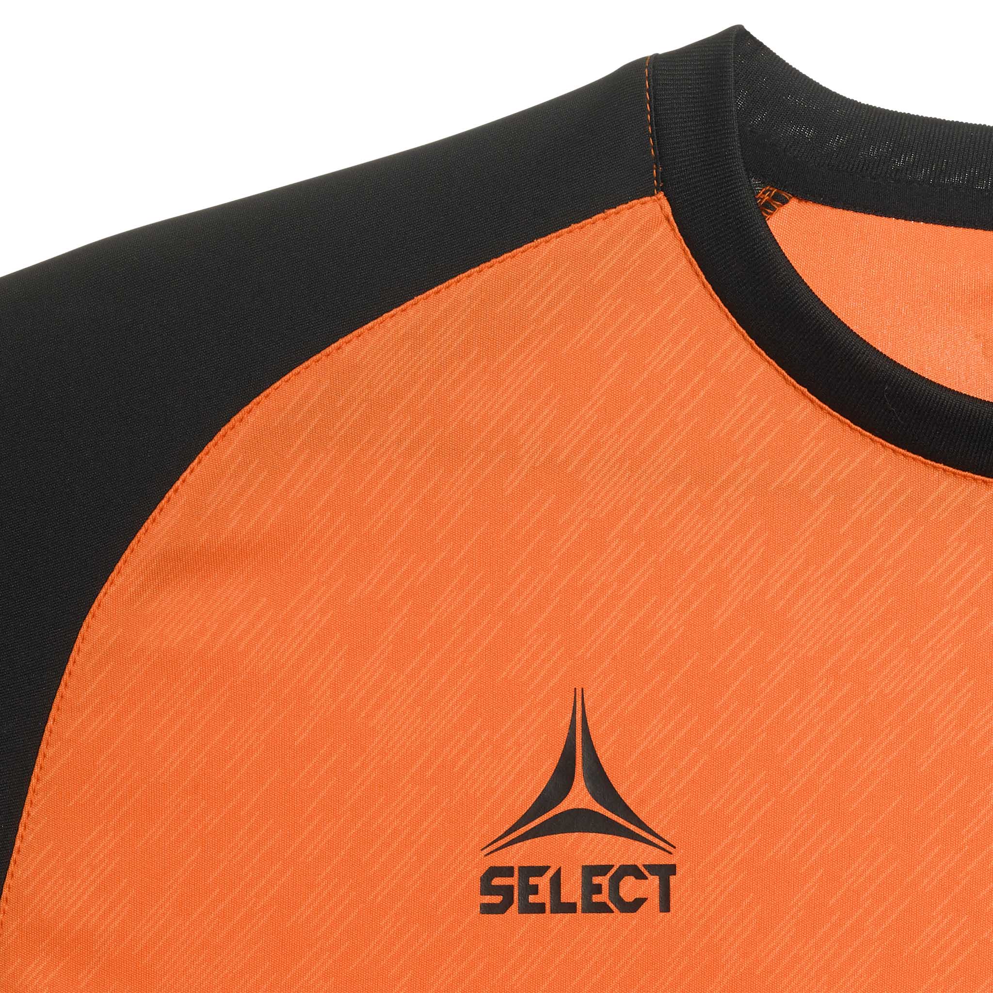 Nærbilde av Player shirt S/S Pisa X, Match & Training wear, i oransje og svart med Select-logo.