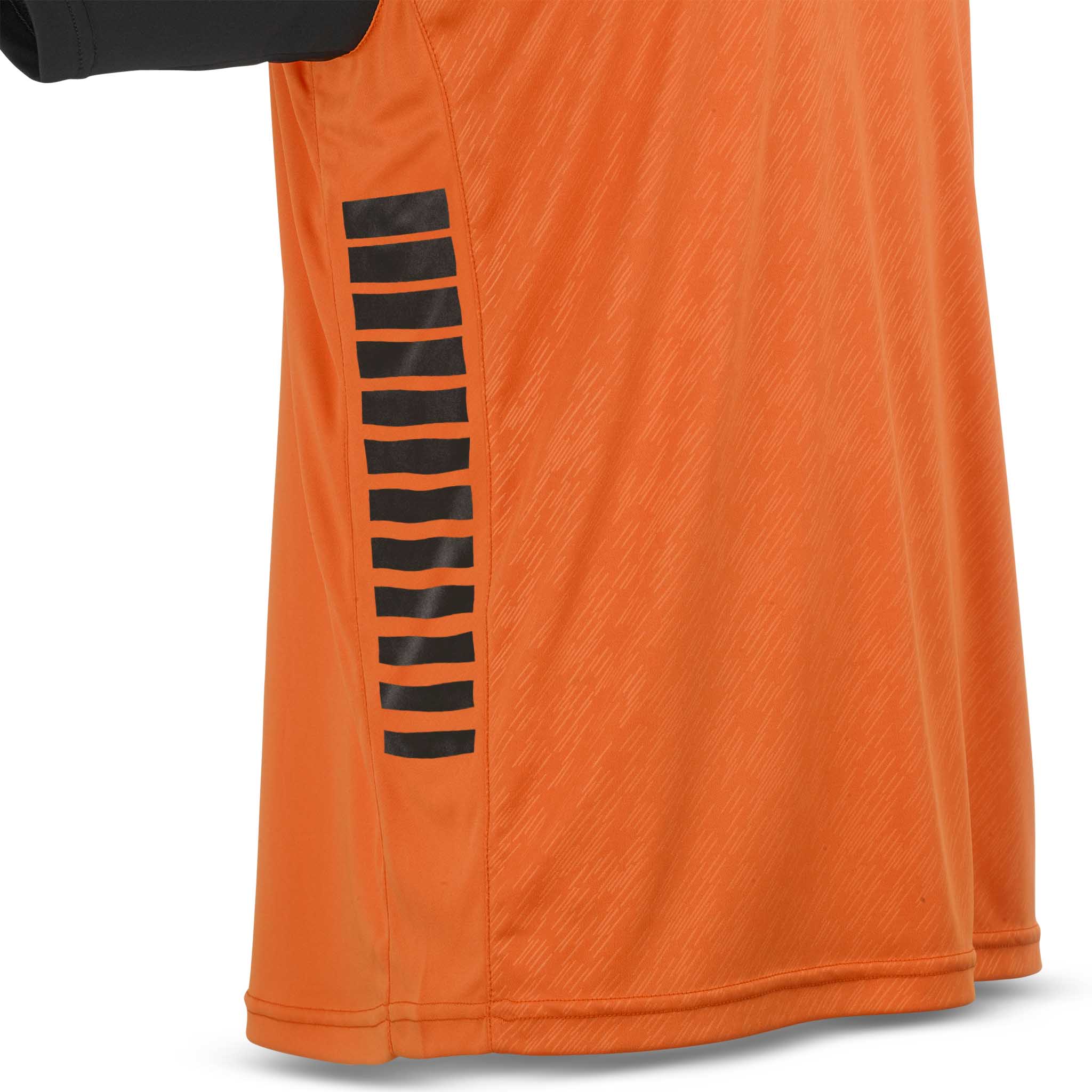 Nærbilde av oransje Player shirt S/S Pisa X, Match & Training wear, med svart stripet sidedetalj.