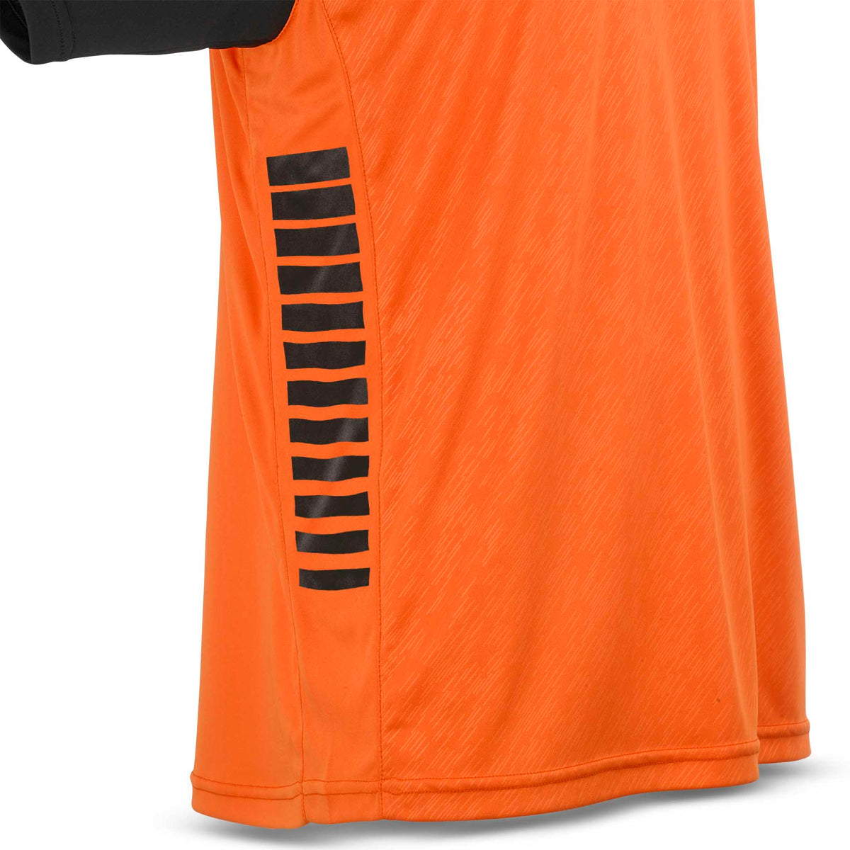 Nærbilde av oransje Player shirt S/S Pisa X, Match & Training wear, med svart stripet sidedetalj.