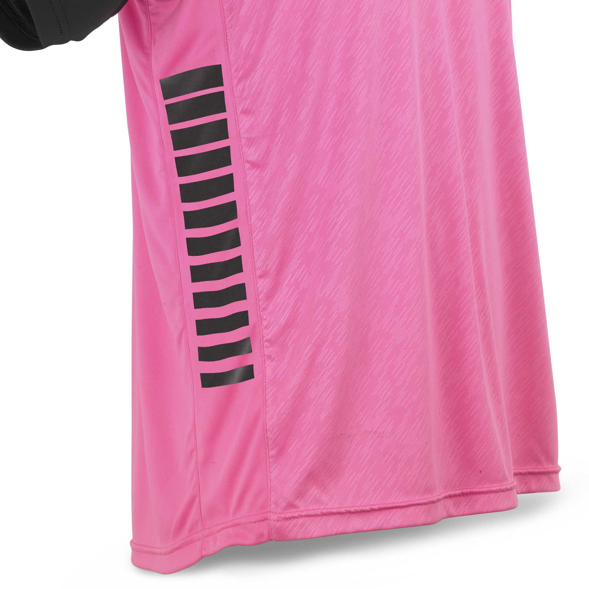 Nærbilde av rosa Player shirt S/S Pisa X med sorte sidestriper, Match & Training wear.