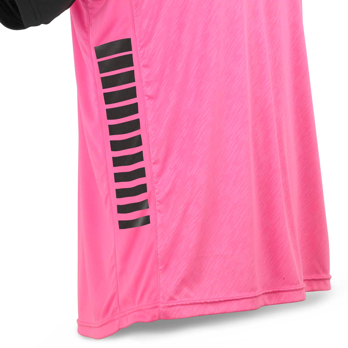 Nærbilde av rosa Player shirt S/S Pisa X med sorte sidestriper, Match & Training wear.