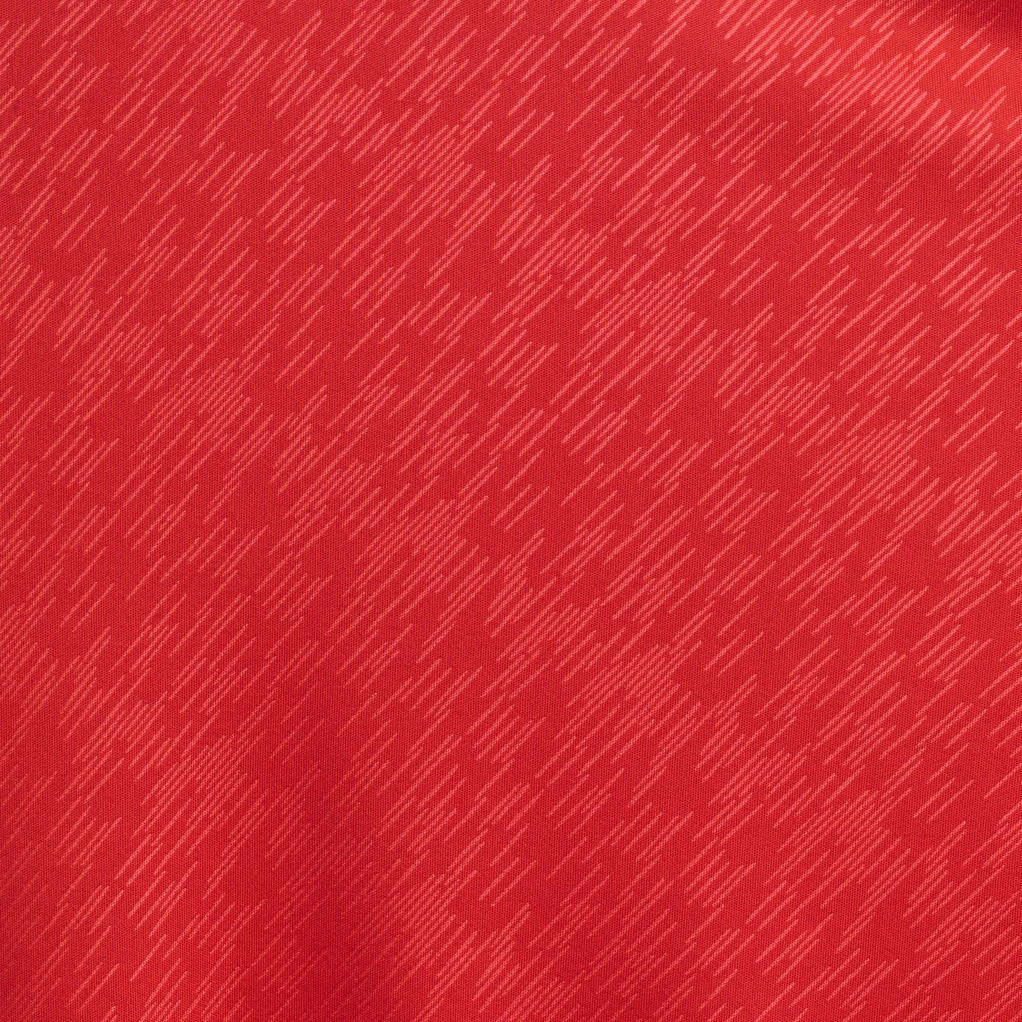 Nærbilde av Player shirt S/S Pisa X, Match & Training wear, med rødt stoff og diskret hvitt mønster