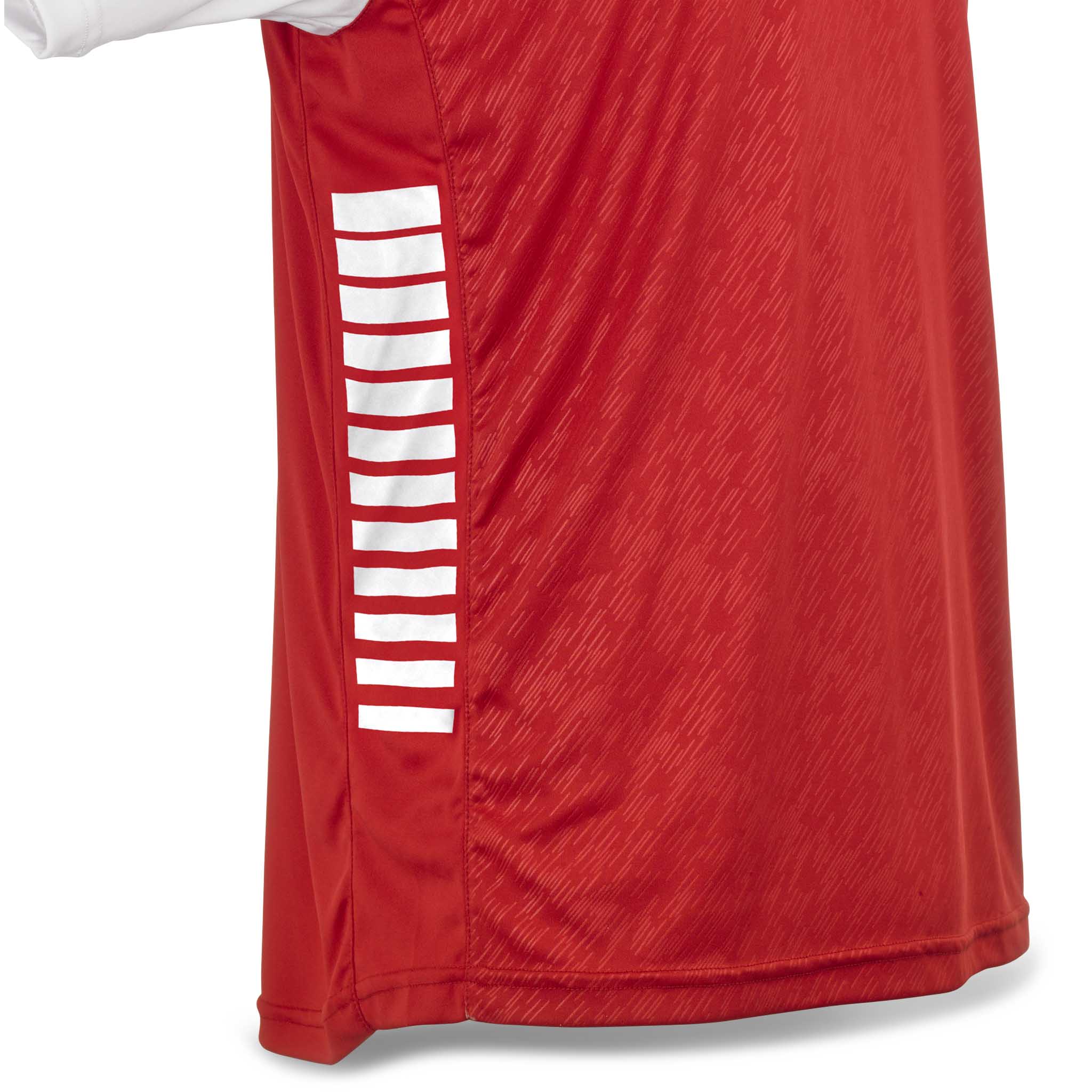 Nærbilde av rød Player shirt S/S Pisa X med hvite sidestriper, fotball Match & Training wear