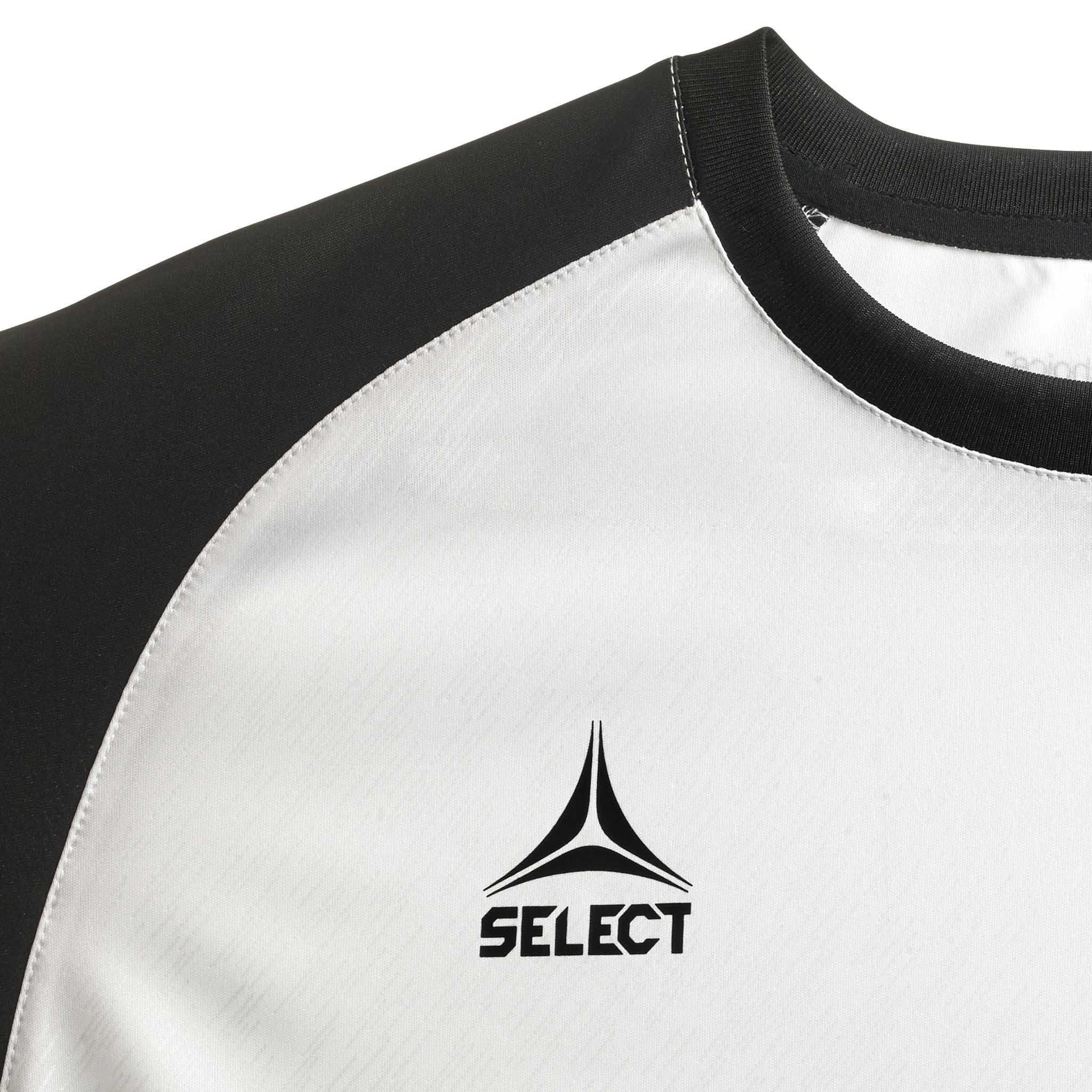 Nærbilde av hvit Player shirt S/S Pisa X med svart skulder, Select-logo. Kamp- & treningstøy fotball.