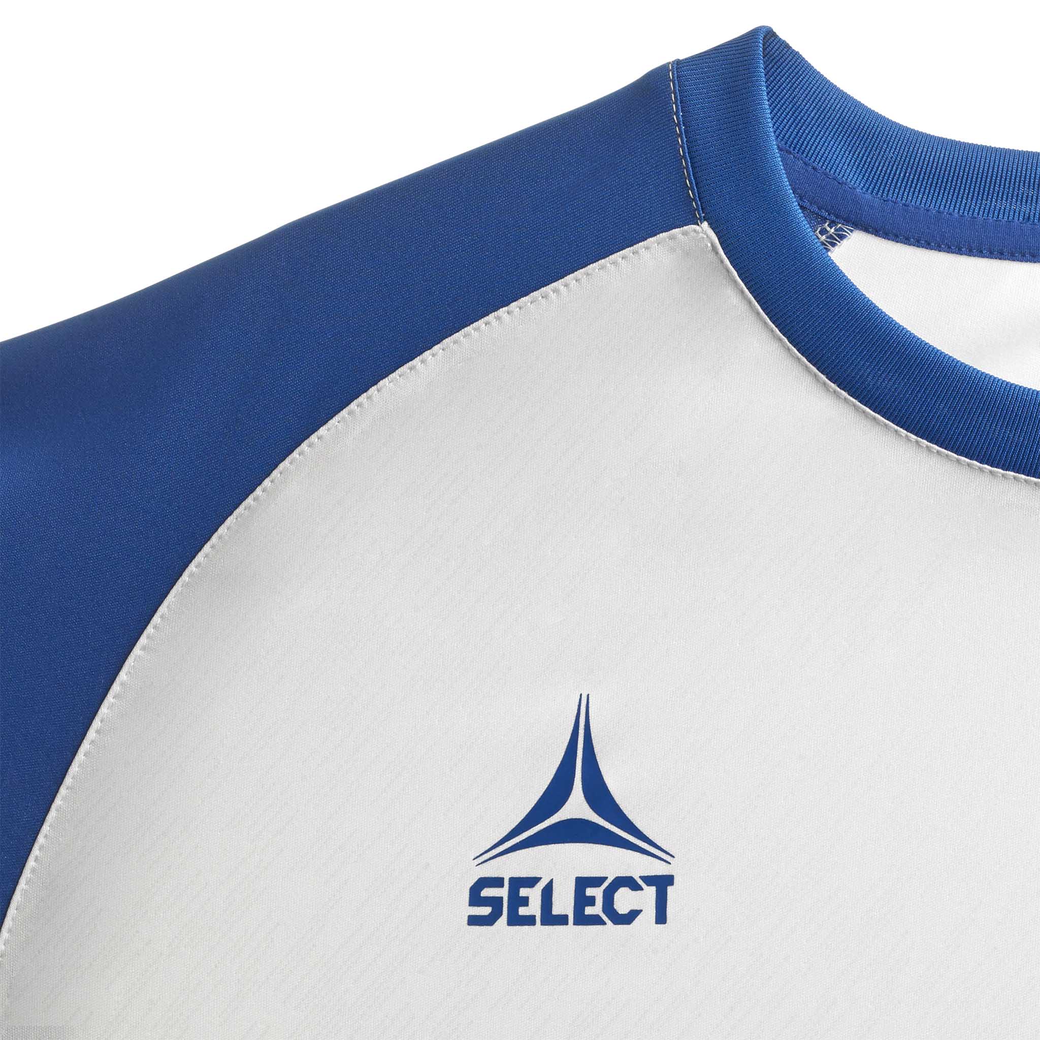 Nærbilde av hvit og blå Player shirt S/S Pisa X, Kamp- & Treningstøy, med blå logo og raglanerme.