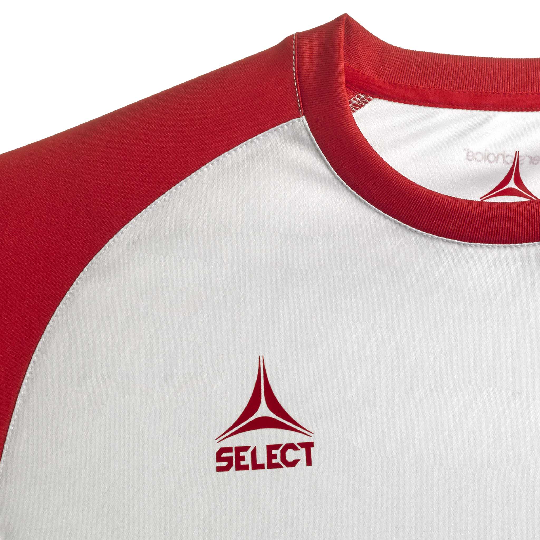 Nærbilde av hvit og rød Player shirt S/S Pisa X, kamp- og treningstøy, med logo og stoffdetalj.