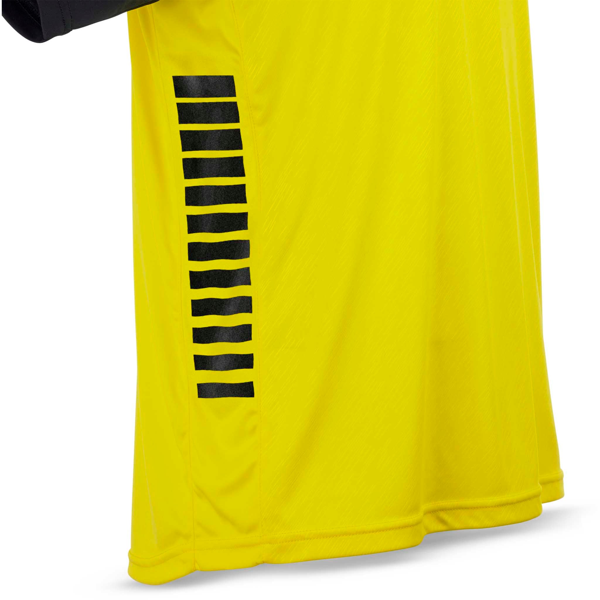 Nærbilde av gul Player shirt S/S Pisa X, Match & Training wear, med sort stripedetalj på siden.