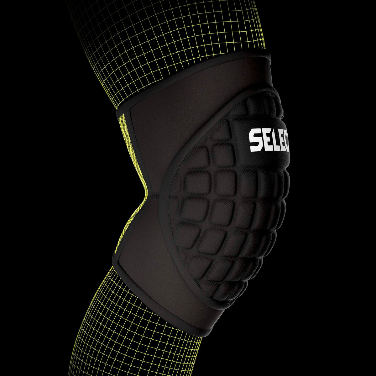 Knee Protection 2 sportsstøtte i sort med grønne og hvide detaljer, båret af en fodboldspiller.