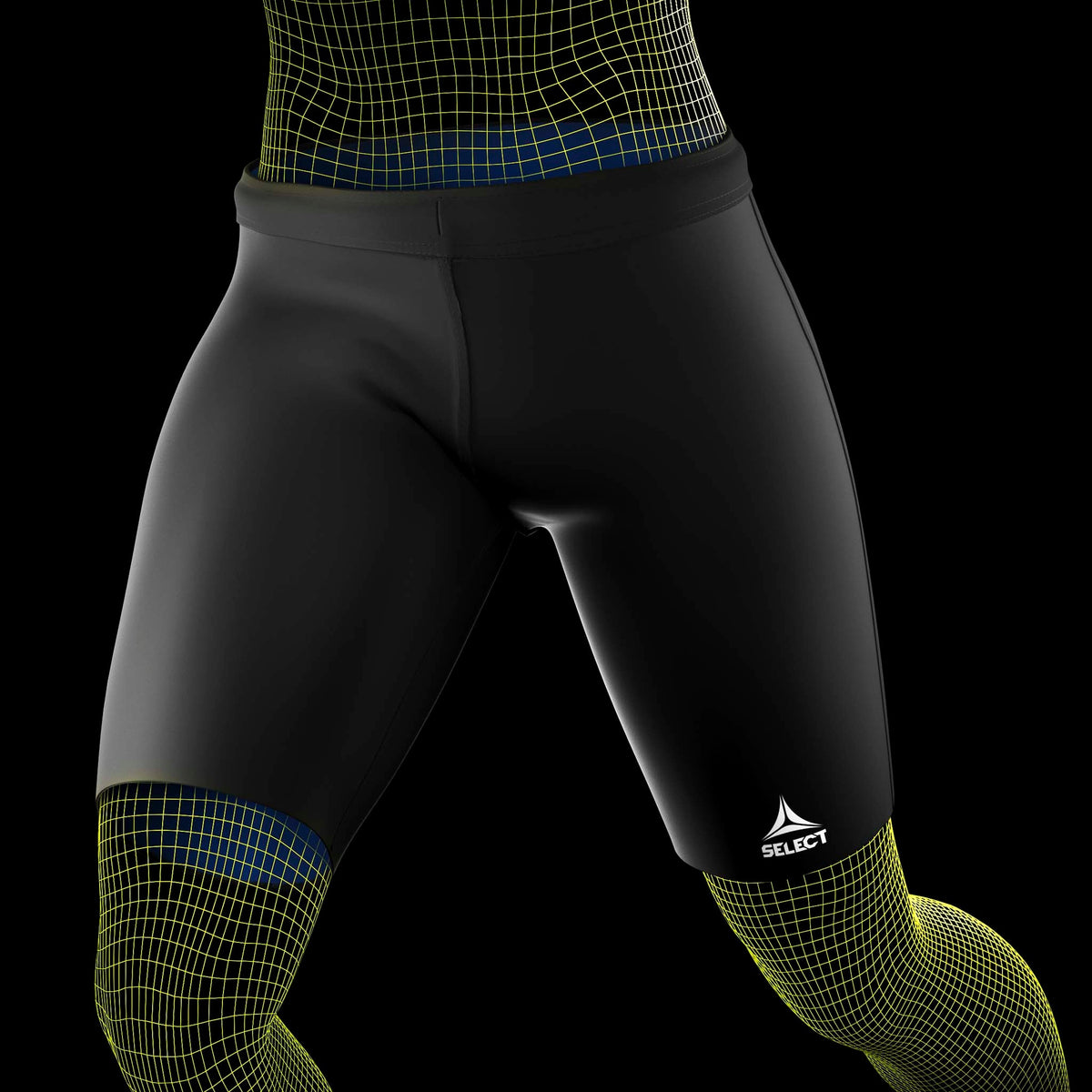 Fodboldspiller iført sorte Thermal Shorts med hvidt logo, sportsstøtte, set forfra på model.