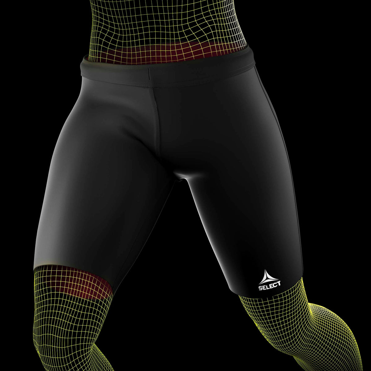 Svarte Thermal Shorts, sports support, brukt av en fotballspiller, sett forfra med hvit logo.