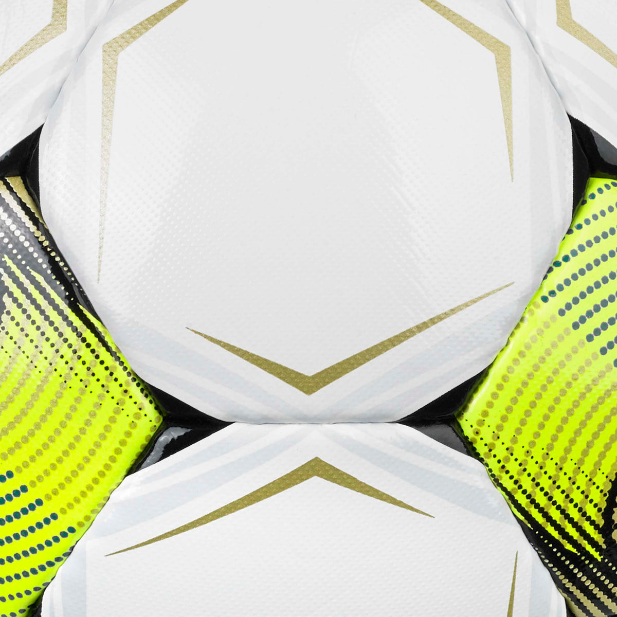 Nærbilde av Royale v26 fotball med hvite paneler, gullaksenter og neongule teksturerte detaljer.
