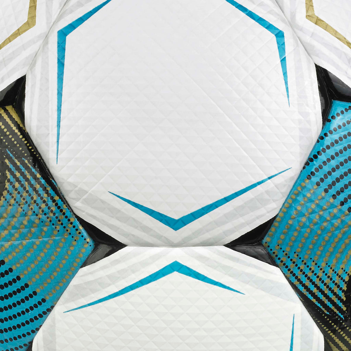 Nærbilde av Numero 10 v26 fotball, hvit overflate med blå, svarte og gull teksturerte paneldetaljer