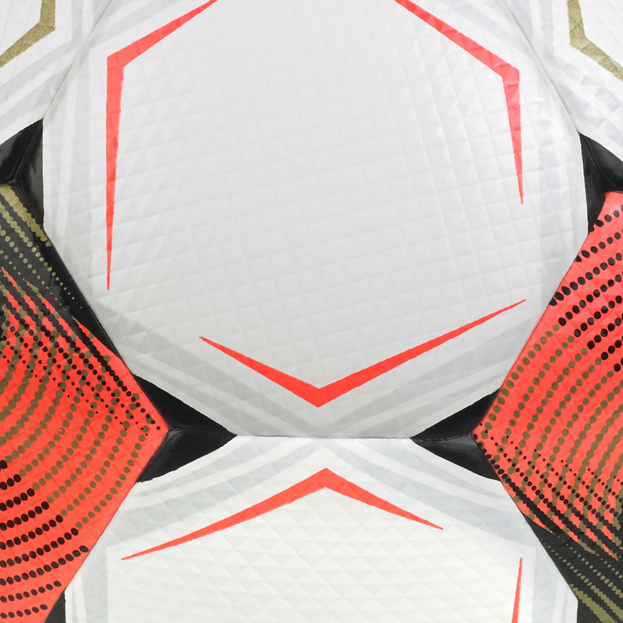 Nærbilde av Numero 10 v26 fotball med hvite, røde og svarte teksturerte paneler og gulldetaljer.
