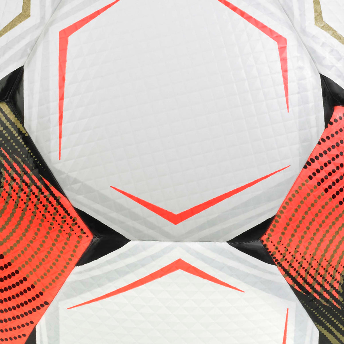 Nærbilde av Numero 10 v26 fotball med hvite, røde og svarte teksturerte paneler og gulldetaljer.