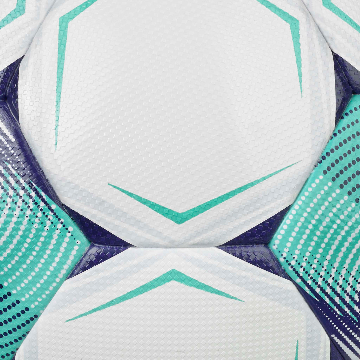 Nærbilde av Tempo v26 fotball med hvite paneler og turkise og lilla detaljer.