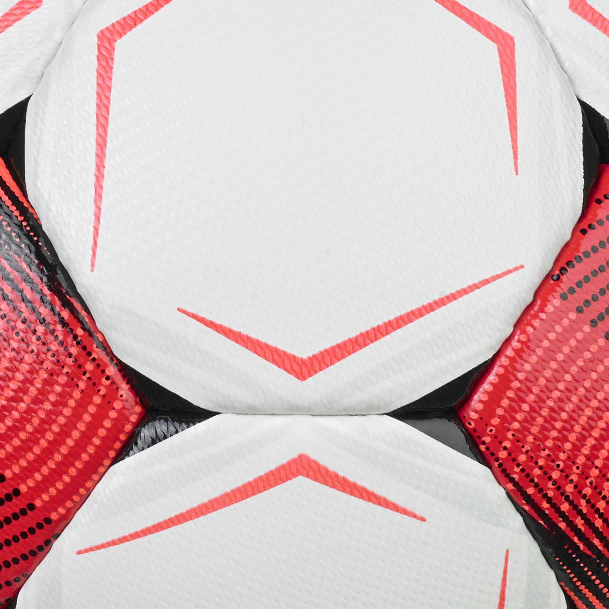 Nærbilde av Flash Turf v26 fotball, hvite paneler med røde og svarte detaljer