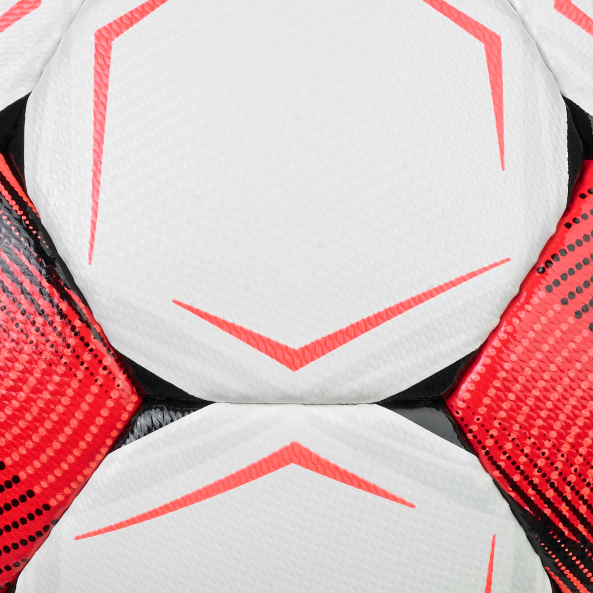 Nærbilde av Flash Turf v26 fotball, hvite paneler med røde og svarte detaljer