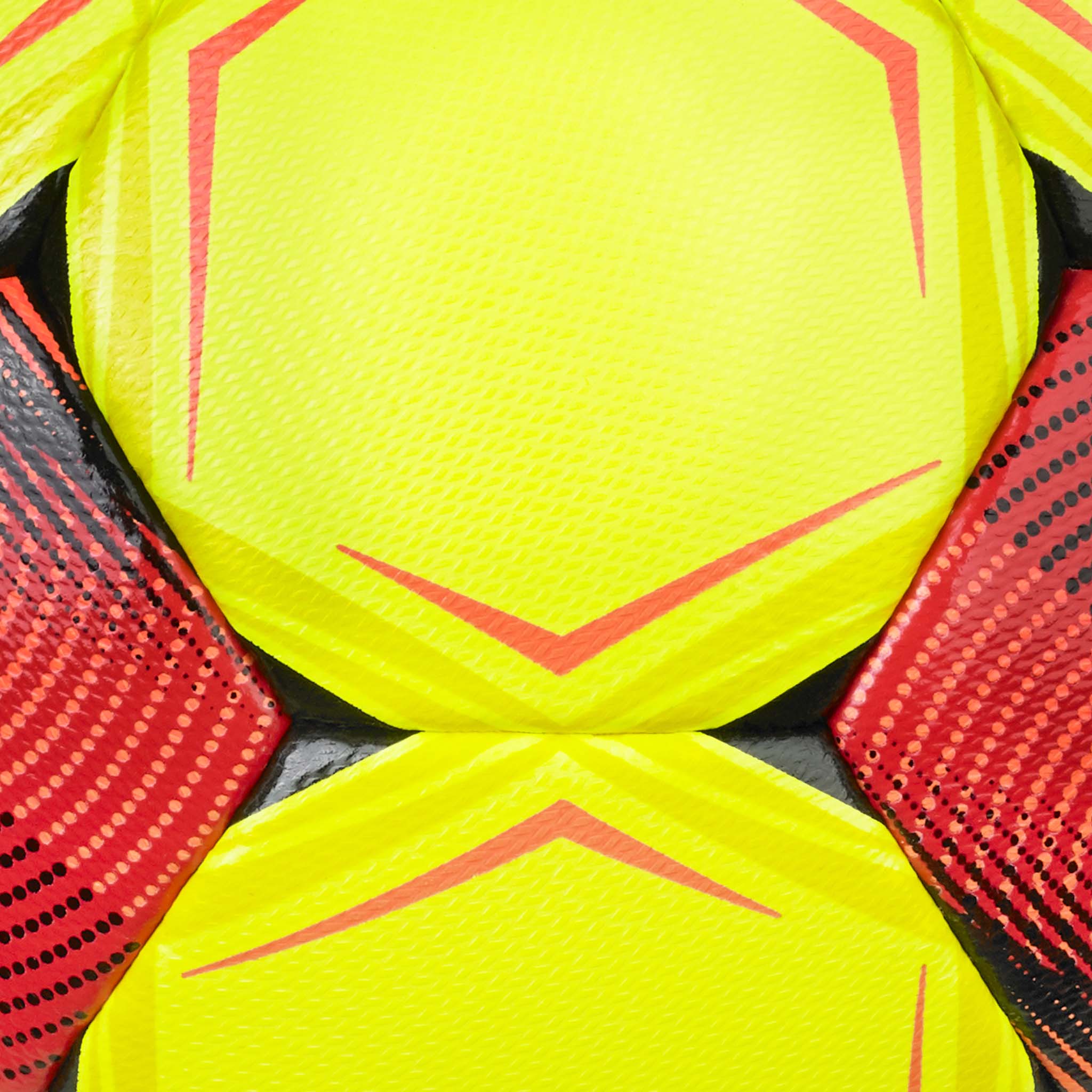 Nærbilde av Flash Turf v26 fotball med gule, røde og svarte teksturerte paneler og pildetaljer.