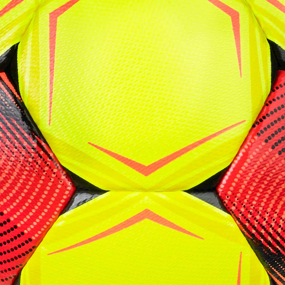 Nærbilde av Flash Turf v26 fotball med gule, røde og svarte teksturerte paneler og pildetaljer.