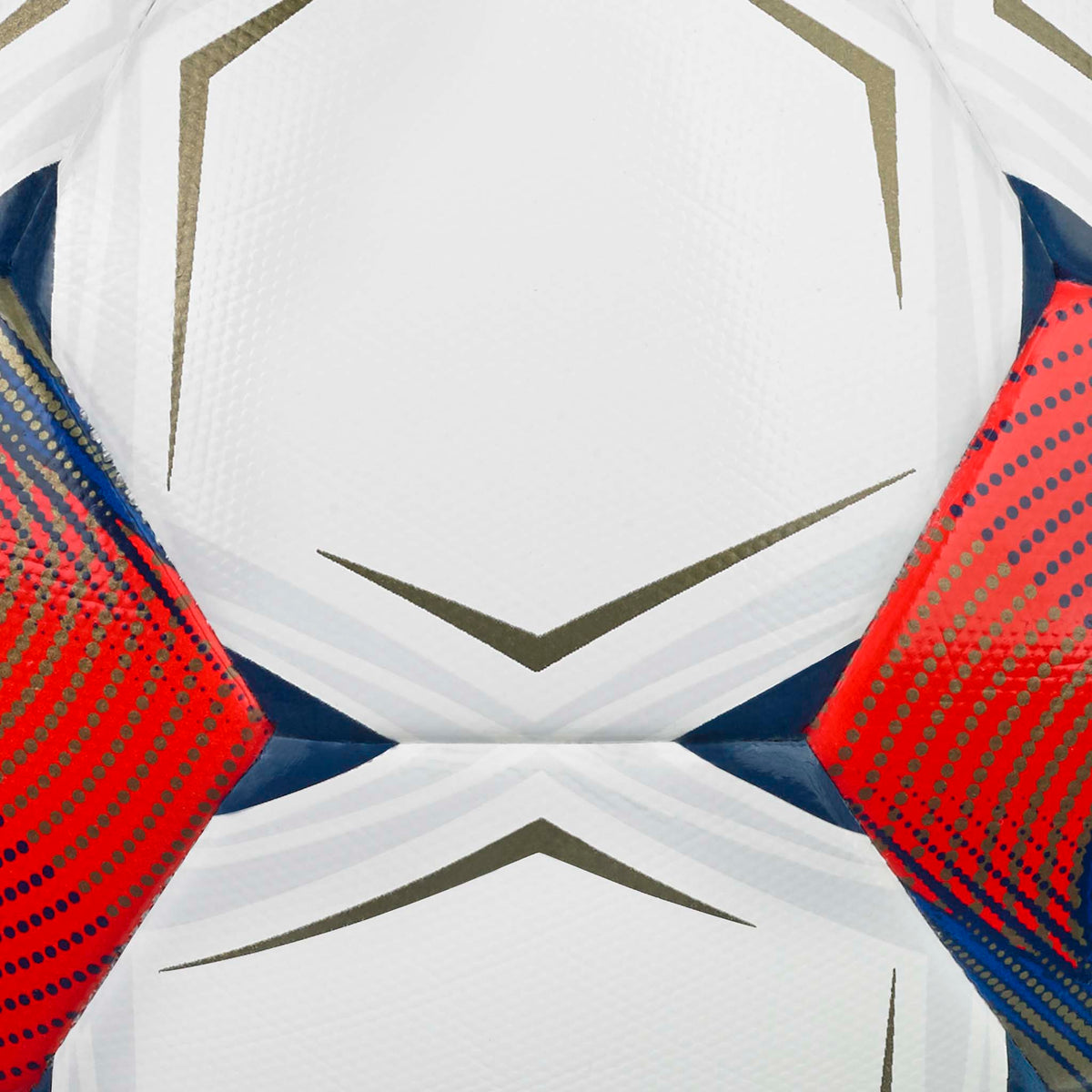 Nærbilde av Match v26 fotball med hvite paneler og røde, marineblå og gull detaljer.