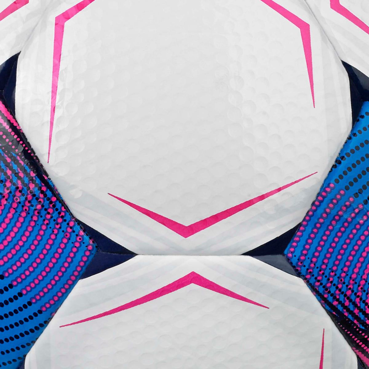 Nærbilde av Team v26 fotball med hvite teksturerte paneler og rosa, blå og marineblå detaljer.