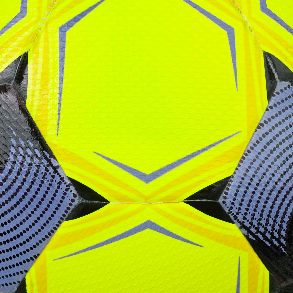 Nærbilde av X-Turf v26 fotball med neongule, svarte og lilla paneler og strukturert overflate.