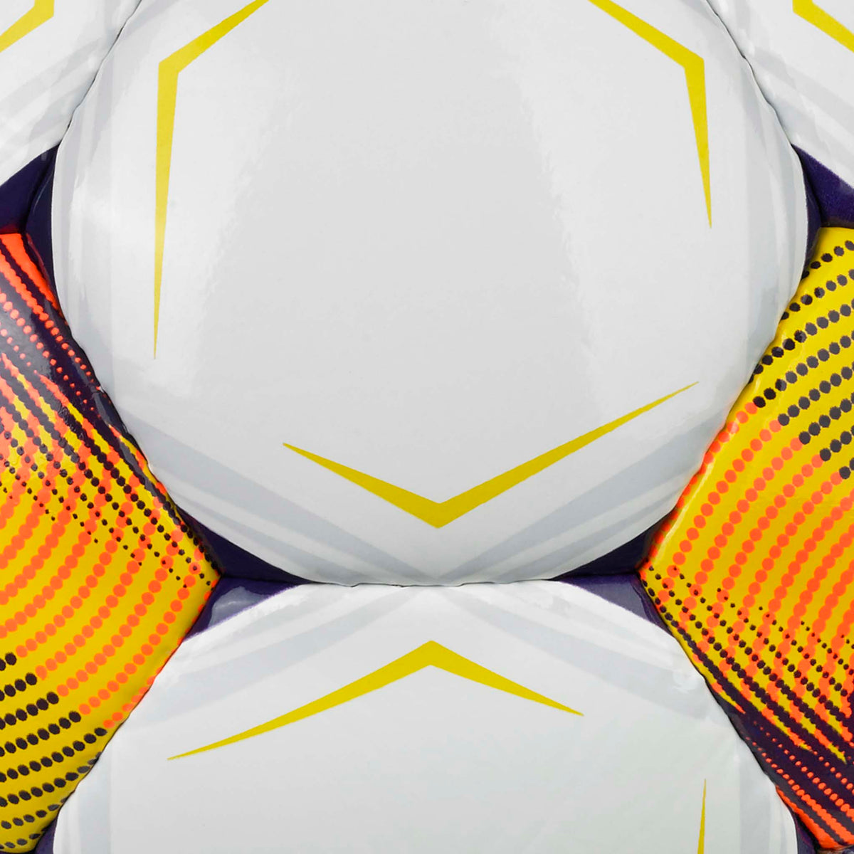 Nærbilde av Diamond v26 fotball, hvite paneler med gule aksenter og oransje-lilla teksturerte detaljer.
