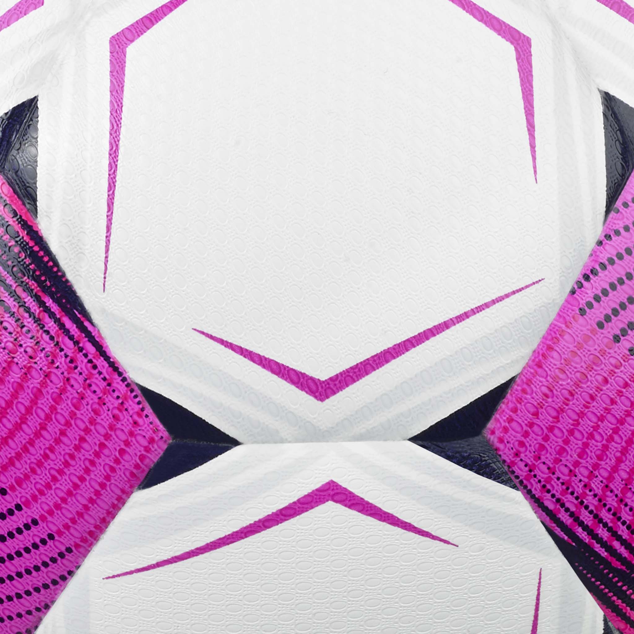Nærbillede af Atlanta v26 fodbold, hvid med pink og marineblå paneldetaljer