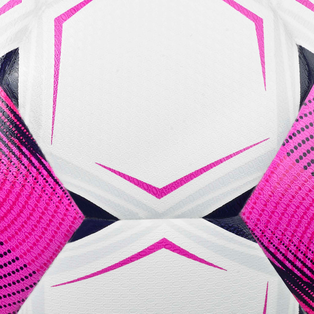 Nærbillede af Atlanta v26 fodbold, hvid med pink og marineblå paneldetaljer