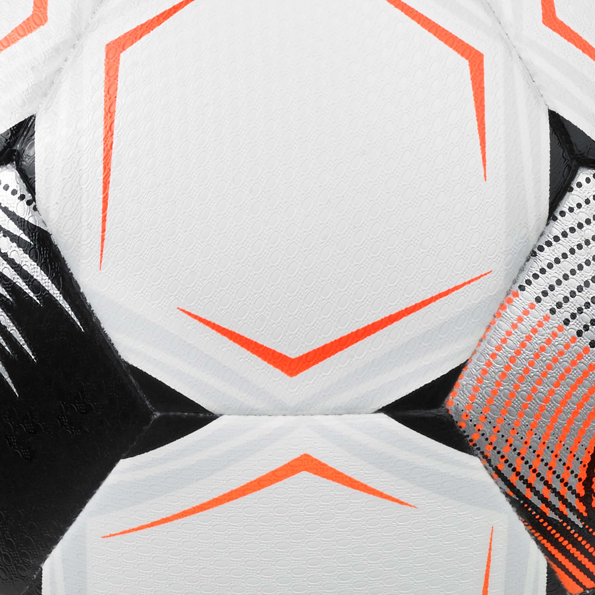 Nærbilde av Club v26 fotball, hvite paneler med svarte og oransje detaljer