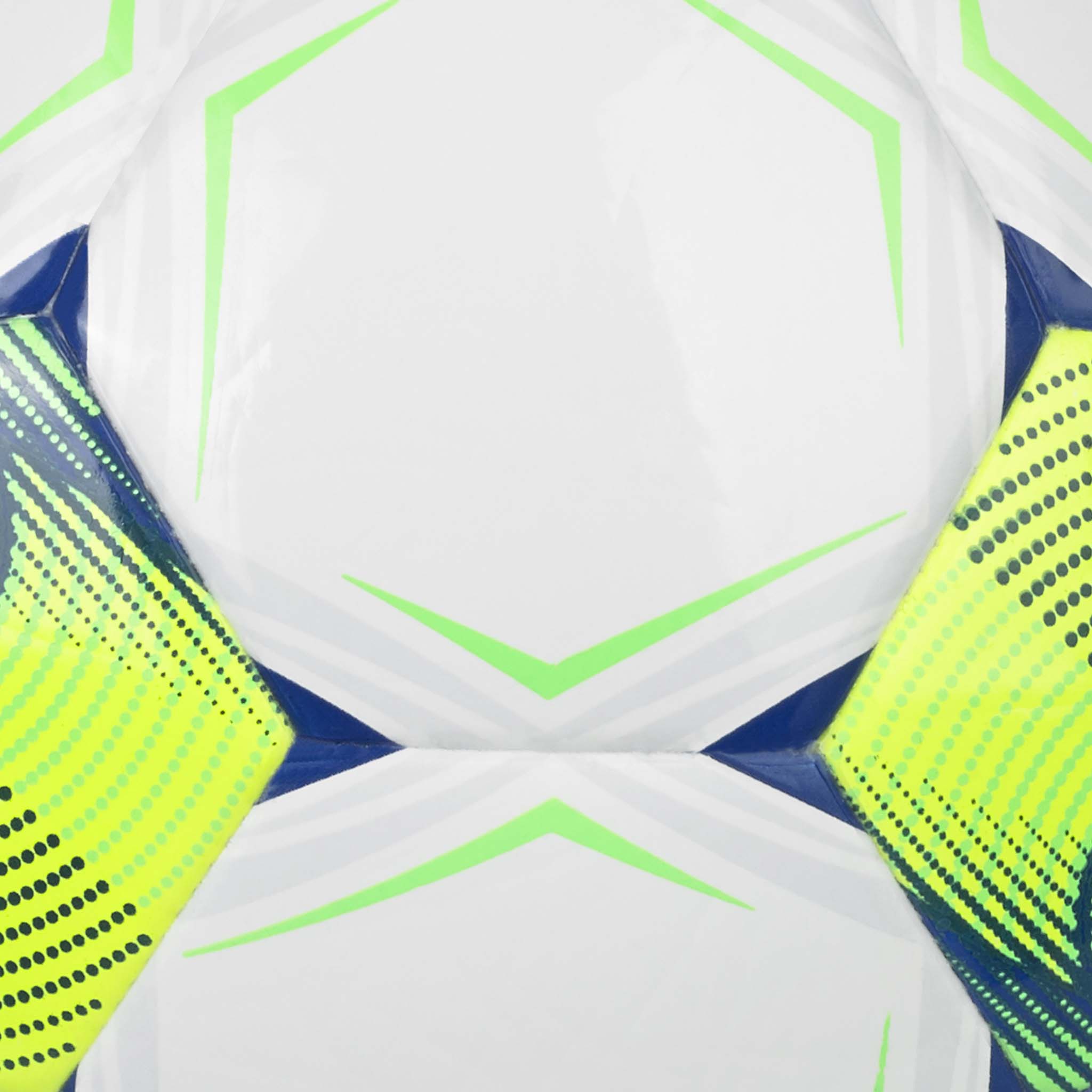 Closeup af Contra v26 fodbold med hvide paneler og blå, grønne og gule detaljer