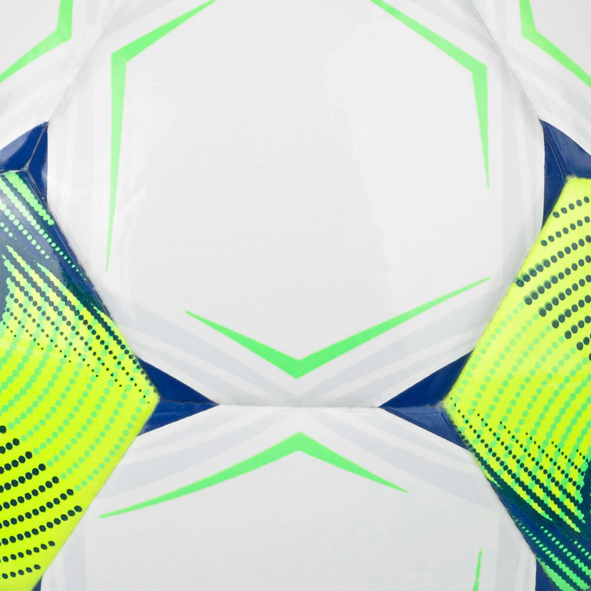 Closeup av Contra v26 fotball med hvite paneler og blå, grønne og gule detaljer