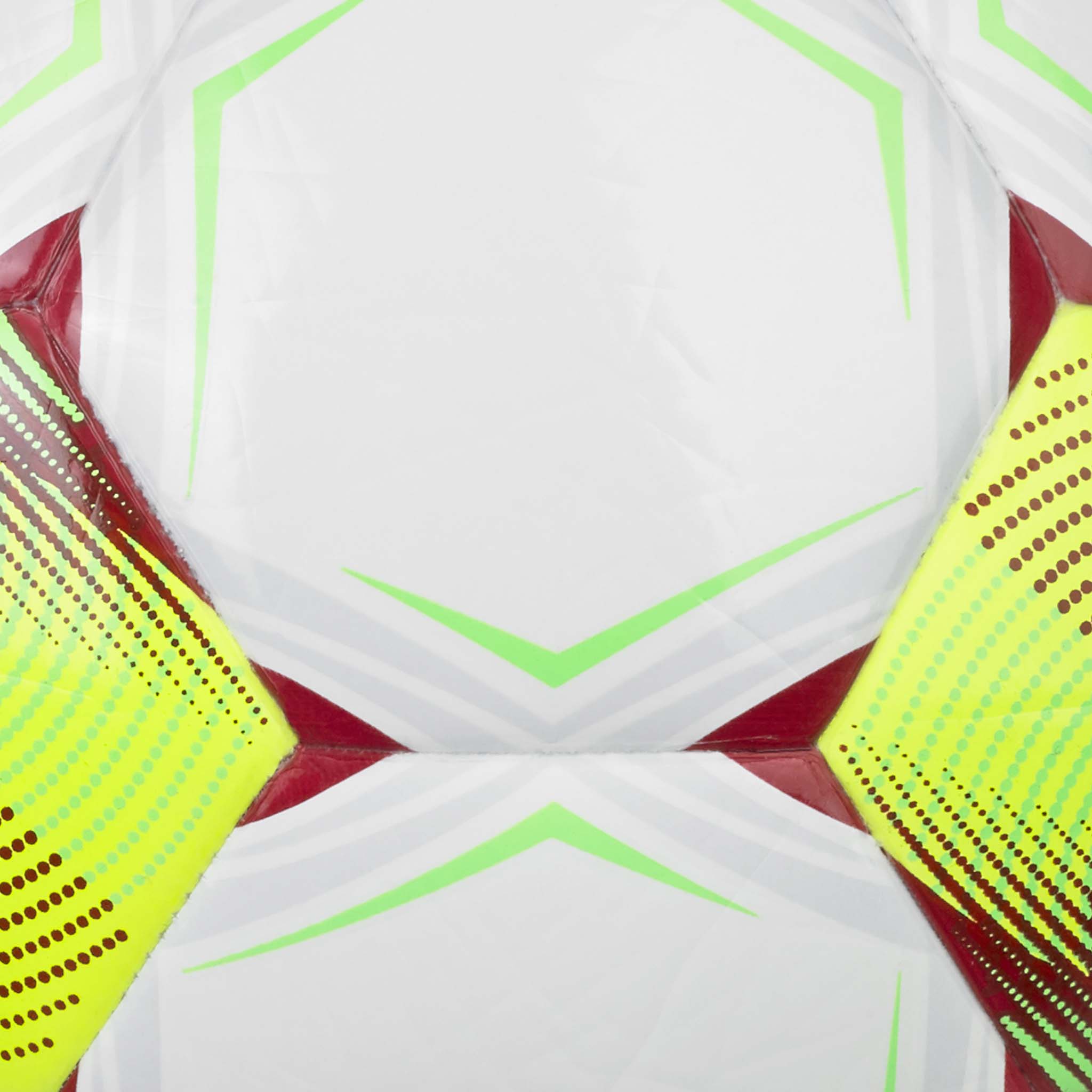 Nærbilde av Contra v26 fotball, hvite paneler med grønne, røde og gule detaljer