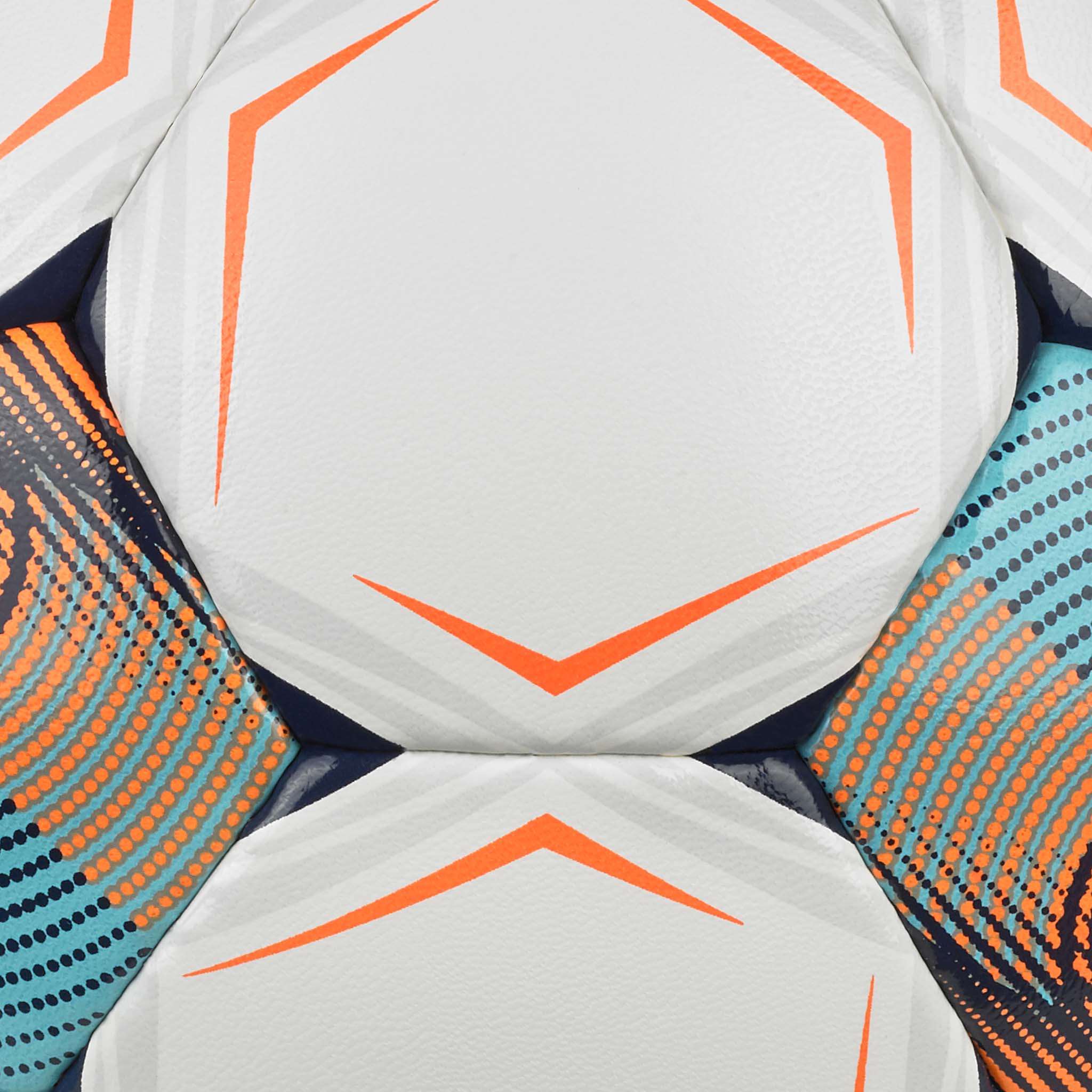 Nærbilde av Solo Soft Indoor v26 fotball, hvit med oransje, blå og turkise detaljer