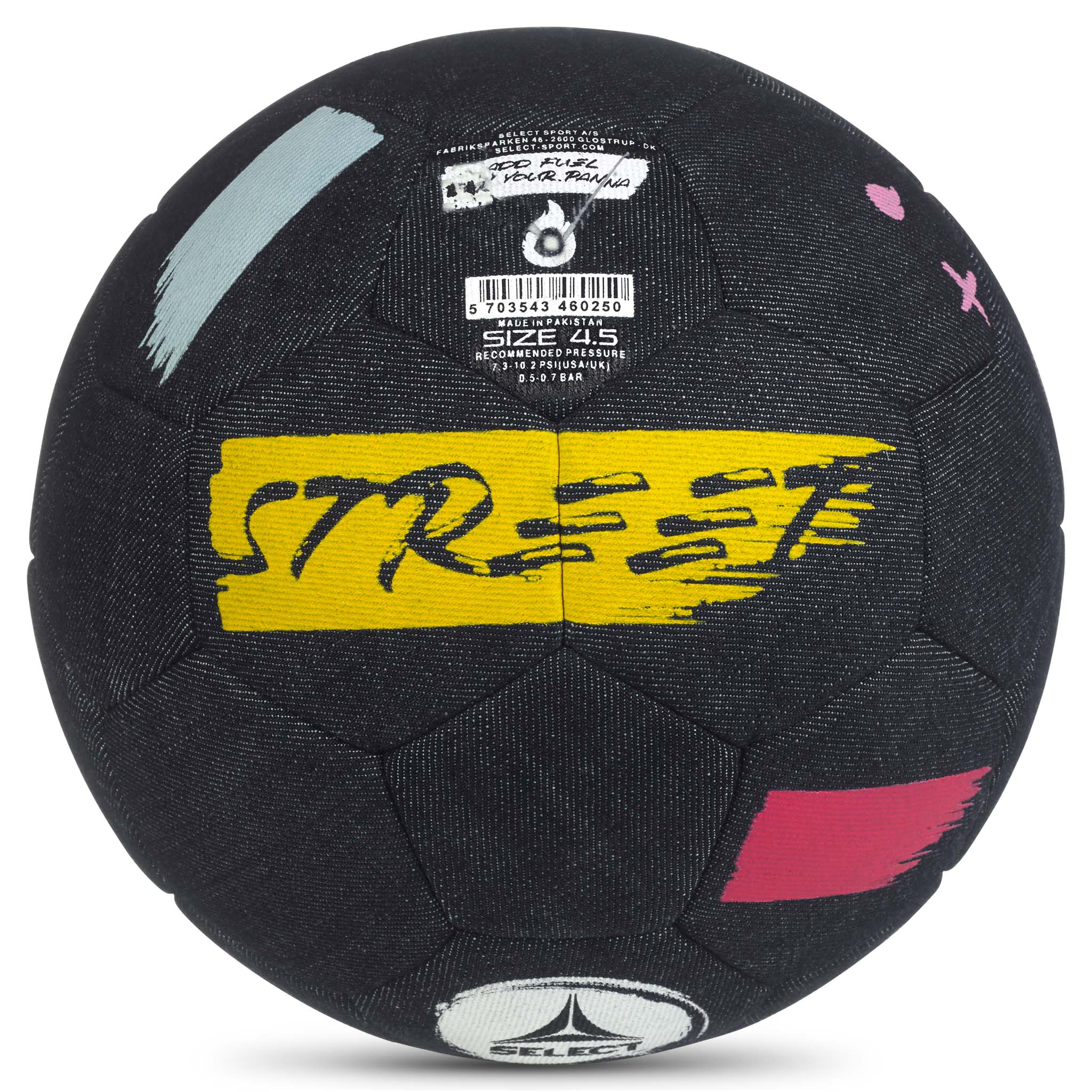 Street v26 fotball, bakside. Marineblå ball med gult STREET-trykk, rosa og lyseblå detaljer.