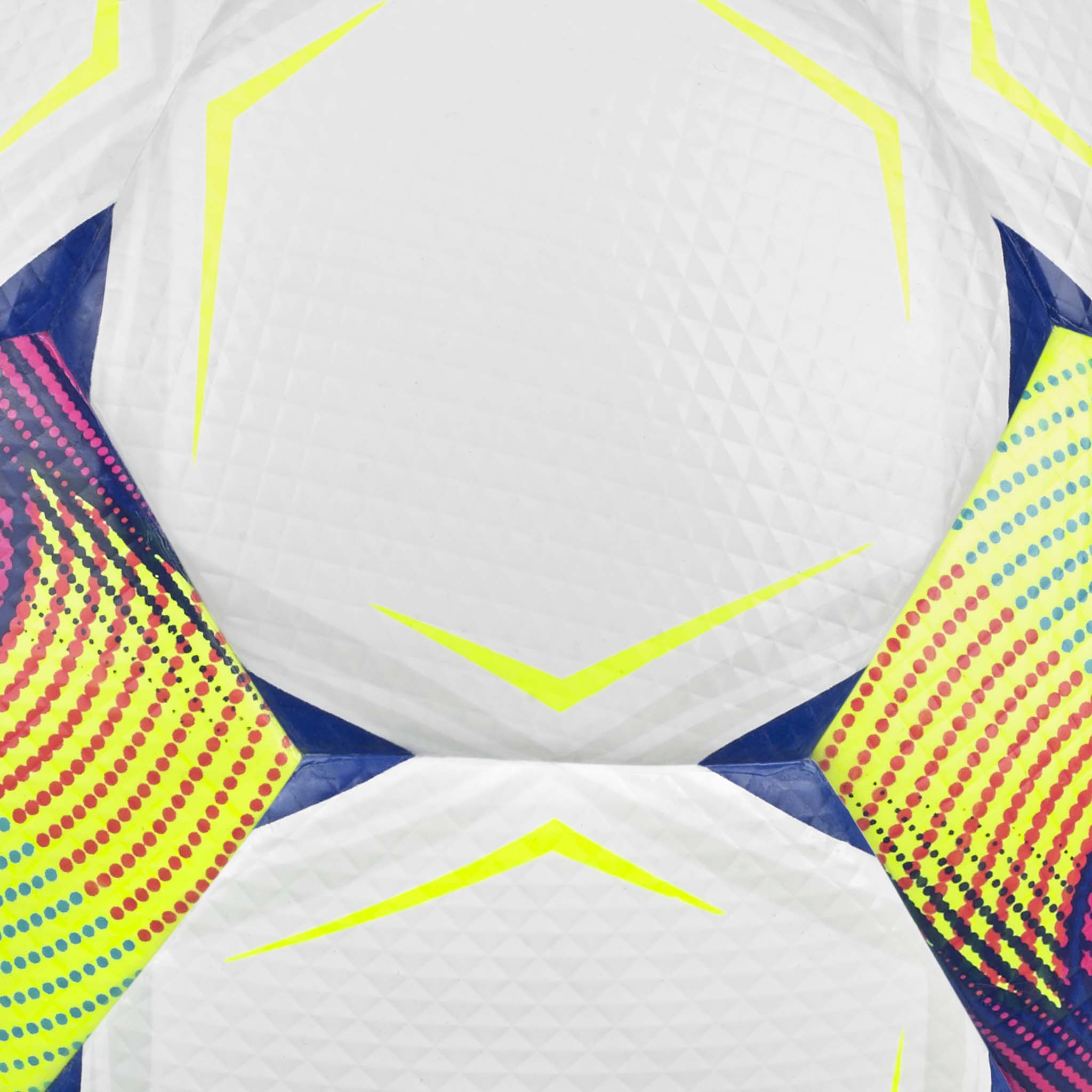 Nærbilde av Brillant Super UZ Eliteserien v26 fotball, hvit med blå, gule, rosa og grønne detaljer.