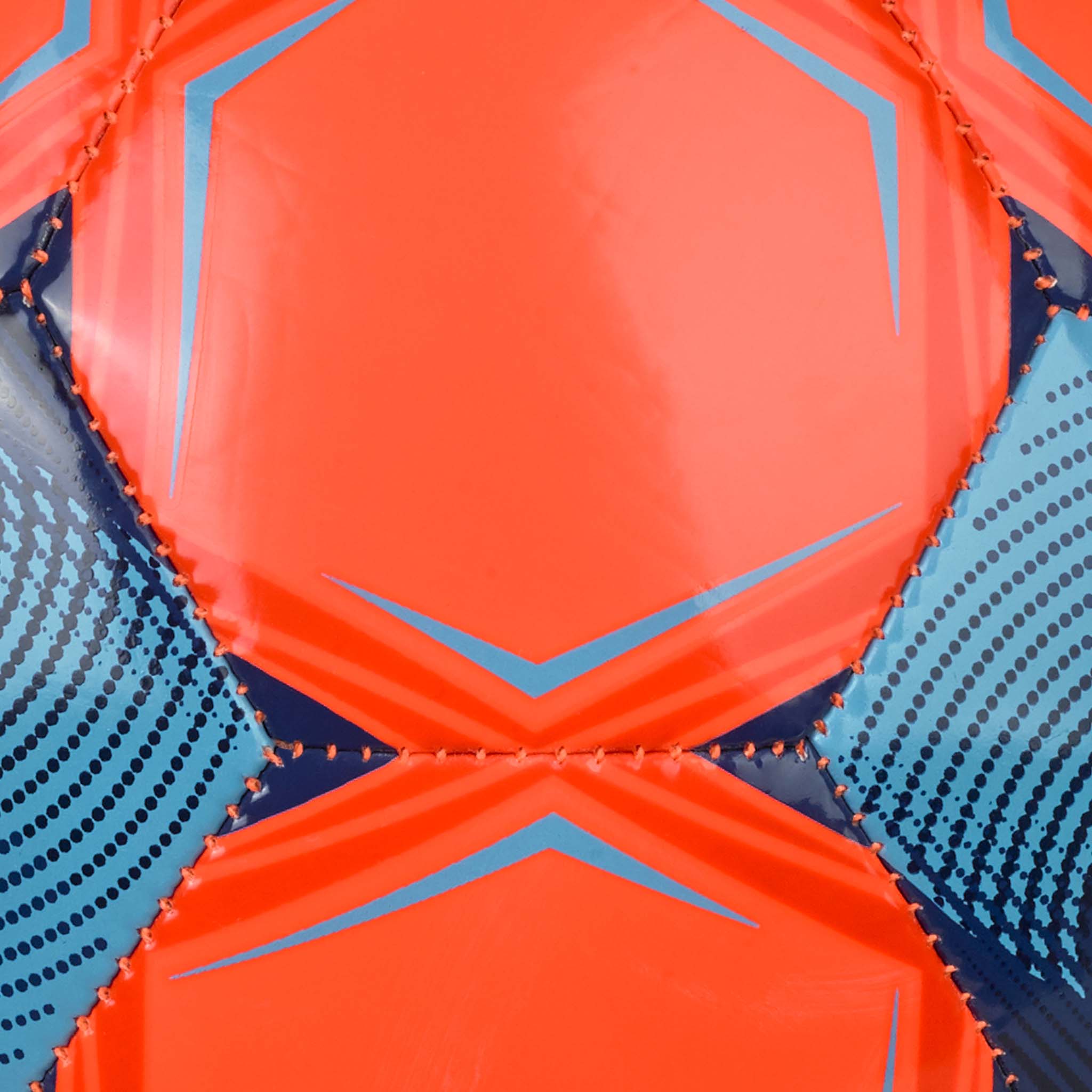 Nærbilde av Street Kicker v26 fotball i oransje og blå med panelsømmer og design.